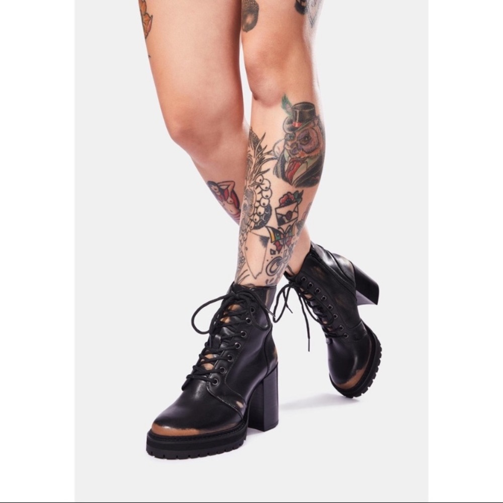 7.5 Steve Madden Rivet distressed lace-up boots